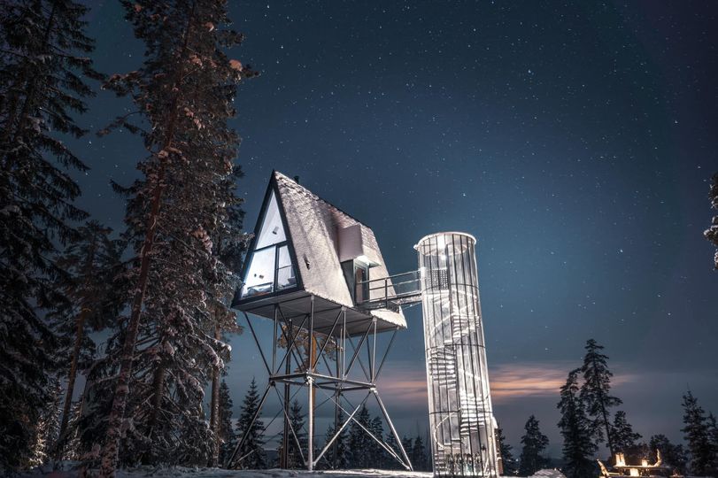 Opplev Finnskogens stjernehimmel i flotte tretopphytter og snøscootersafari 2 timer fra Oslo.