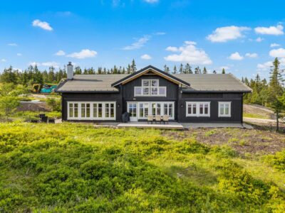 264. Storhytte 8 soverom, Oslo lufthavn Gardermoen 1 time, 16 personer, langbord selskap kurs konferanse, 3 bad, sykkel/ski/alpin, turvandring. Sauna badstu isbading utflukt mot pristillegg. 1,5 time Oslo Akershus Innlandet Øst Norge.