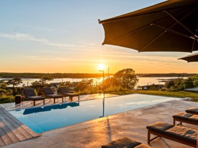 263. Storhytte 14 soverom, Oslo 1 time 45 min, 26 senger, langbord konferanse, storkjøkken, 10 bad, jacuzzi, svømmebasseng, strand, brygge ved havet, Oslofjorden.