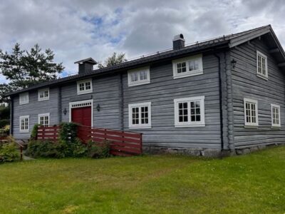 304. Hytte ved innsjø med strand og fiske, 5 soverom, 2 bad, kjøkken, stue, 8 sengeplasser, ca 40 min fra Kongsvinger.