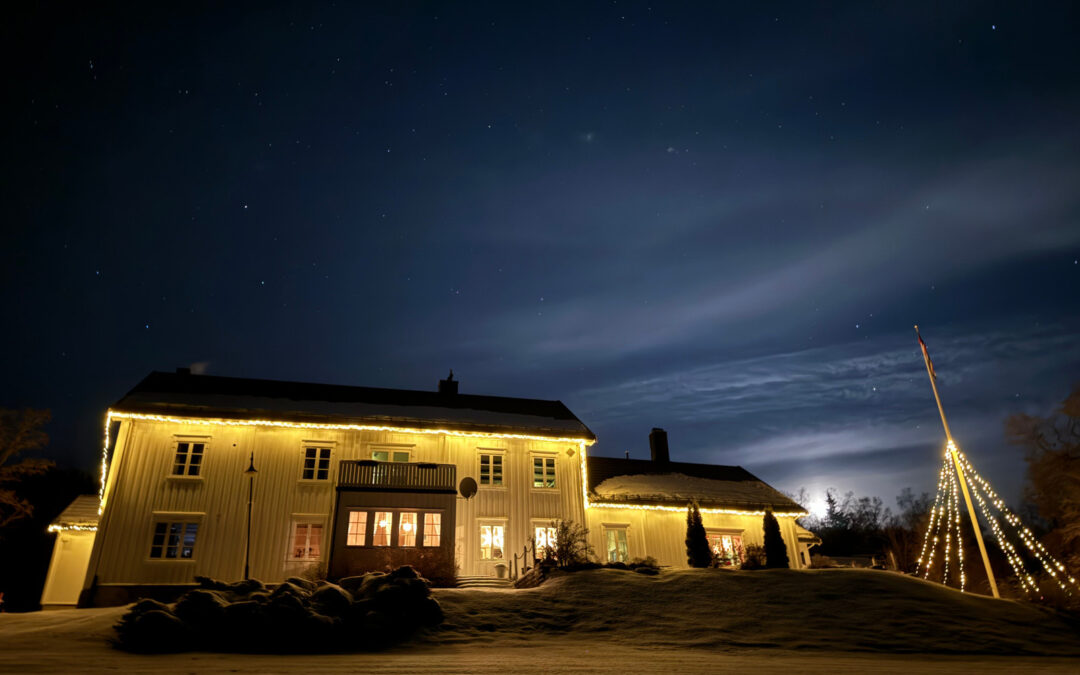 289. Gårdshus storhytte 18 soverom, 40 senger, Oslo lufthavn 2 timer, storkjøkken selskap langbord, kurs konferanse firmatur, 3 kjøkken, 11 bad, sauna badstu. Snøscooter ski langrenn, sykling, turvandring, teambuilding i grenseskogen.