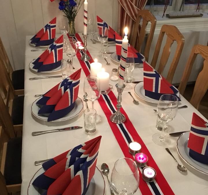 289. Gårdshus storhytte 18 soverom, 40 senger, Oslo lufthavn 2 timer, storkjøkken selskap langbord, kurs konferanse firmatur, 3 kjøkken, 11 bad, sauna badstu. Snøscooter ski langrenn, sykling, turvandring, teambuilding i grenseskogen.