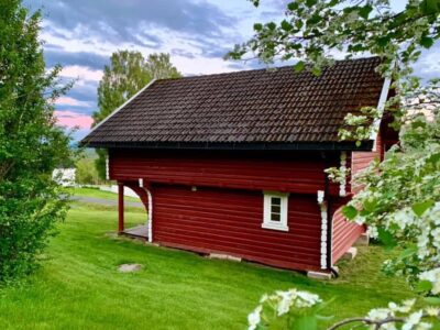 290. Gårdsstabbur 12 + senger 4 + soverom, langbord 14 personer, møterom med kursutstyr på bestilling, kjøkken, sauna badstu, Finnskogen snøscooter ski, 2 timer Oslo lufthavn