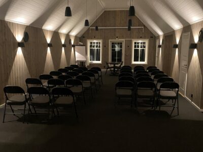 130. Hytte kurs møter, selskap, ferie. Nabohytter 8 soverom, langbord 16 personer, 3 kjøkken, selskap, 3 bad/wc. Sauna badstu isbading. 1 time 55 min fra Oslo Gardermoen Akershus