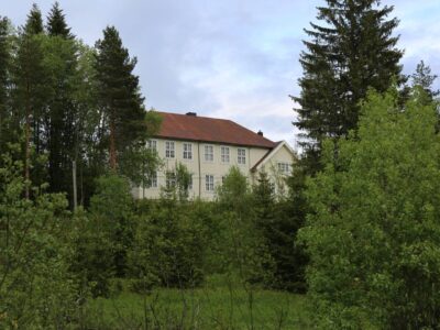 311. Storhytte 41+ personer Oslo lufthavn 2 timer, 11 soverom inkl. bibliotek, 2,5 bad med 7 dusjer, storkjøkken, selskapslokale, kurs, arrangement, ved sjøen strand, Trysil 30 min, 2 timer 30 min fra Oslo Akershus.