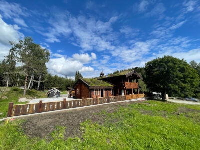 312. Storhytte Oslo 1 time, Gardermoen kurs konferanse, 30 personer, 7 + soverom inkl. stue, 2 bad, selskap arrangement, langbord, badestamp og velvære. Dansegulv, 25 min Oslo lufthavn airport Akershus Norge