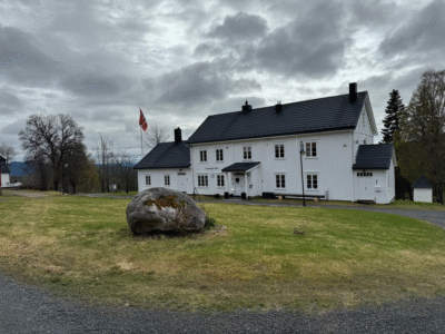 289. Gårdshus storhytte 18 soverom, 40 senger, Oslo lufthavn Gardermoen 2 timer, storkjøkken selskap langbord, kurs konferanse firmatur, 3 kjøkken, 11 bad, sauna badstu. Snøscooter ski langrenn, sykling, turvandring, teambuilding i grenseskogen.