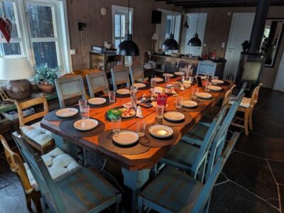 315. Storhytte 16 + personer 7 soverom inkl. loftstue, langbord kurs konferanse selskap arrangement, TV storskjerm, 2 bad, sauna, 2 kjøkken, flere stuer, Oslo lufthavn Gardermoen 2 timer 15 min.