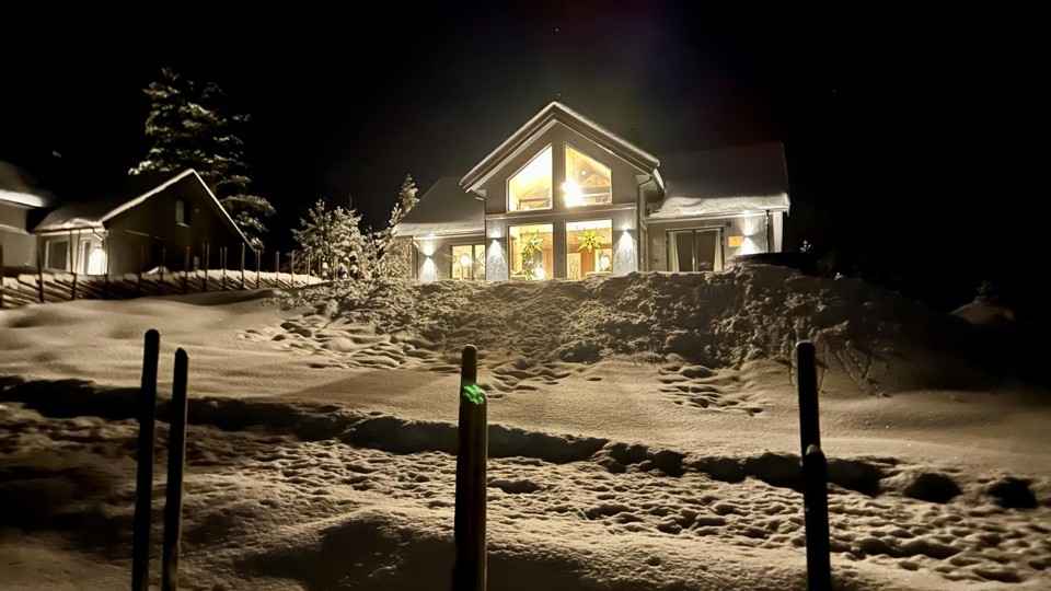 231. Storhytter Oslo airport lufthavn Gardermoen. Kurs konferanse storskjerm langbord. Overnatting 20 personer, 12 soverom, 6 stuer, 3 kjøkken, 24 sengeplasser, 6 bad, boblebad jacuzzi, sauna badstue isbading kaldkulper, peis, møte kurs, 30 min fra OSL flyplassen, 1 time Oslo Akershus Innlandet Øst-Norge. - Bilde 66