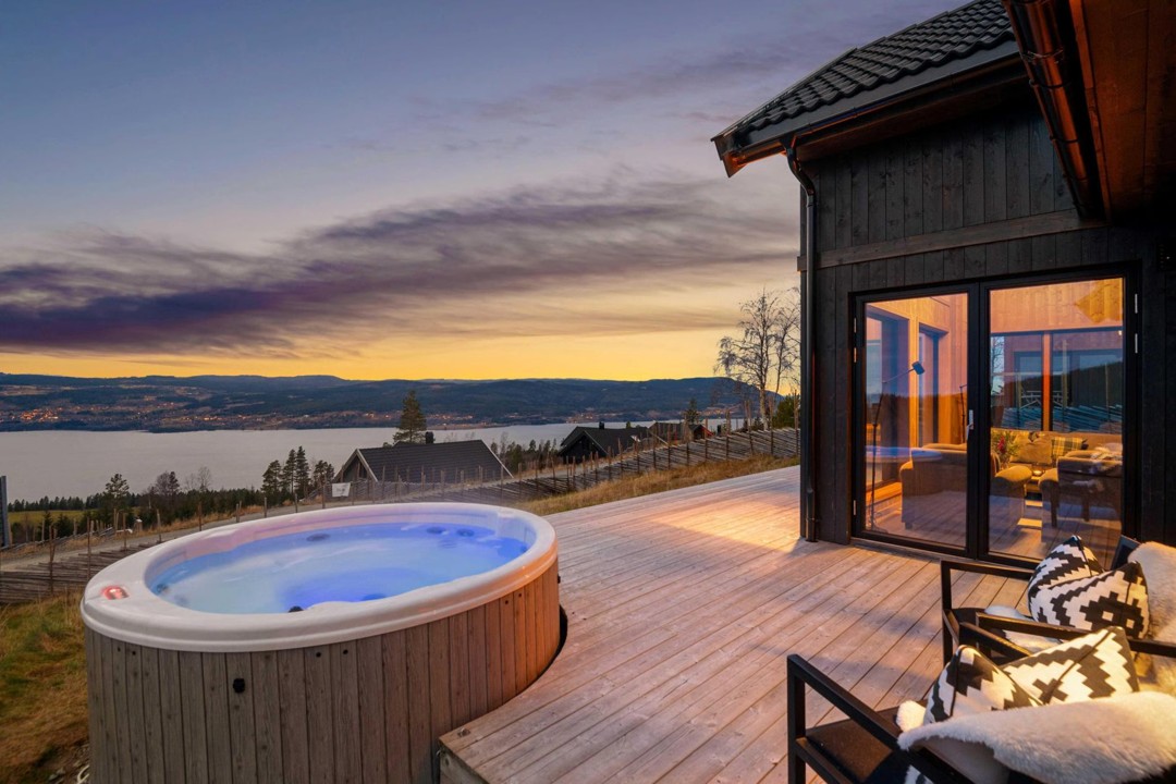 231. Storhytter Oslo airport lufthavn Gardermoen. Kurs konferanse storskjerm langbord. Overnatting 20 personer, 12 soverom, 6 stuer, 3 kjøkken, 24 sengeplasser, 6 bad, boblebad jacuzzi, sauna badstue isbading kaldkulper, peis, møte kurs, 30 min fra OSL flyplassen, 1 time Oslo Akershus Innlandet Øst-Norge. - Bilde 64