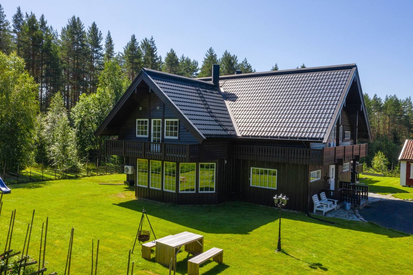 214. Storhytte 8 soverom inkl. soveplass stue og hytte. Boblebad, jacuzzi. 1 time Oslo lufthavn Akershus airport. Om sommeren tilleggshytte. 20 sengeplasser, konferanse langbord selskap, peis, 2 bad, storkjøkken, Finnskogen 3 km fra gapahuk m/grillplass, brygge og badeplass. 1 time 45 min fra Oslo Øst-Norge - Bilde 39