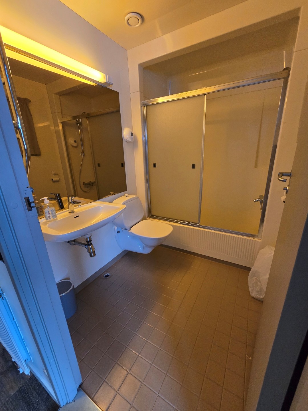 319. 10 leiligheter selvhushold, Oslo lufthavn Gardermoen 1 time 45 min, stue/kjøkken, 2 soverom, dusj/bad, 5 personer for 50 + personer, ski/alpin/sykkel/ golf og turvandring. - Bilde 6