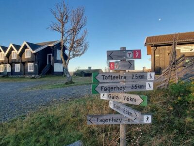 323. Storhytte på fjellet, 30-40 personer. Selskap arrangement, kurs konferanse. 13-18 soverom, 2 + bad.  Oslo lufthavn Gardermoen 2 timer 50 min.