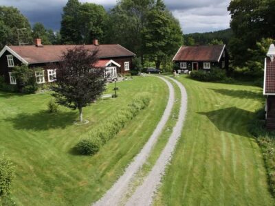 Hytte 335. Kursgård yogakurs Oslo 1 time, 5 soverom, 9 personer, kjøkken, stuer, sauna badstu, møtelokale, innsjø gapahuk, kano, 45 min Oslo lufthavn Gardermoen