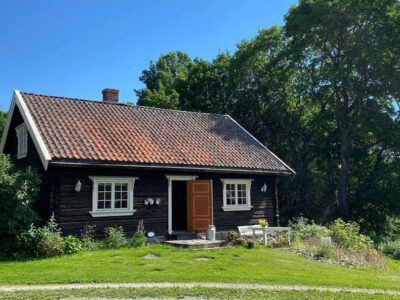 Hytte 335. Gårdshytte 2 soverom 6 personer, kjøkken, stue, sauna badstu, 1 time Oslo lufthavn Gardermoen