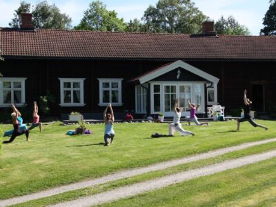 Hytte 335. Kursgård yogakurs Oslo 1 time, 5 soverom, 9 personer, kjøkken, stuer, sauna badstu, møtelokale, innsjø gapahuk, kano, 45 min Oslo lufthavn Gardermoen