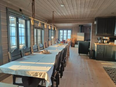 135. Firmatur storhytte Oslo 1 time, 6 (20) soverom inkl. loftstue, 16 (25) senger, stuer, langbord, møter, kurs konferanse TV storskjerm, 25 personer, kjøkken og flott terasse med jacuzzi boblebad med utsikt. 30 min. fra Oslo lufthavn Gardermoen Akershus Øst-Norge